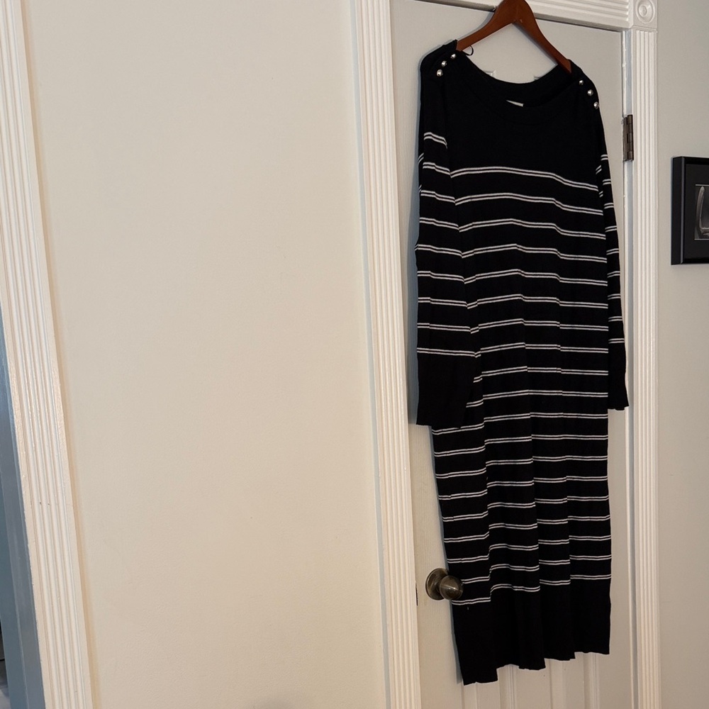 Chic Black and White Striped Long Sleeve Dress